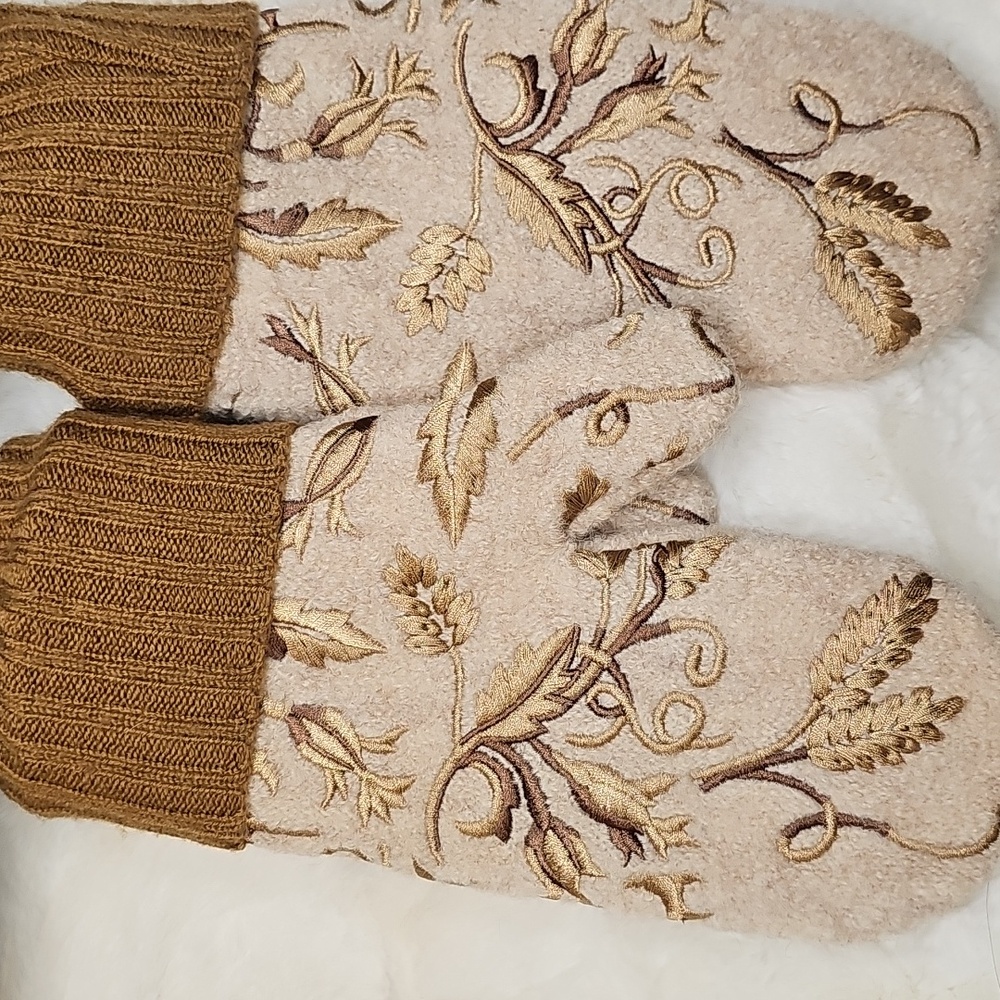 Embroidered Mittens with Brown Cuffs